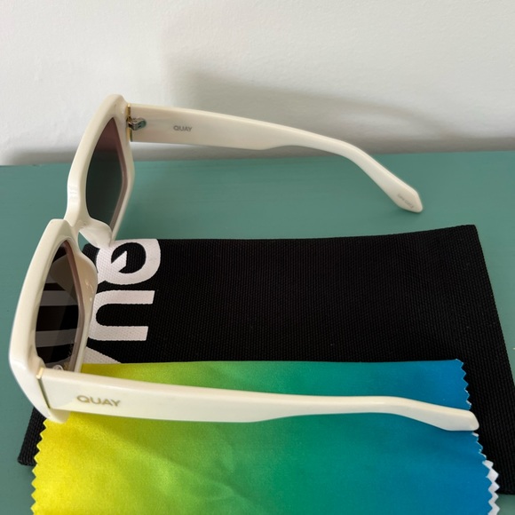 QUAY Total Vibe Mini Sunglasses - Picture 3 of 5